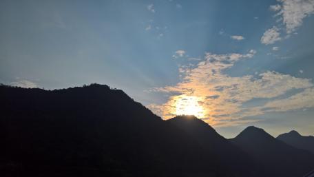 Stunning Sunset Over Majestic Mountains in 4K Quality wallpaper