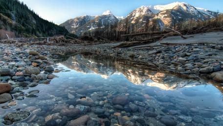 Majestic Mountains Reflected in a Serene Puddle wallpaper