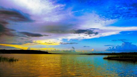 Tranquil Reflections Over a Serene Lake wallpaper