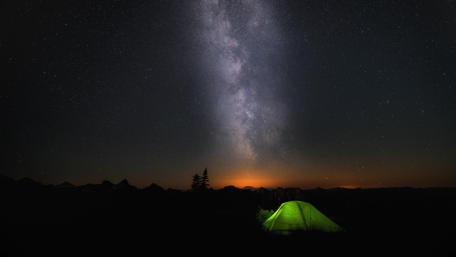 Starry Night Under the Milky Way Glow wallpaper