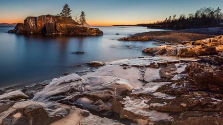 Winter Serenity on an Icy Shoreline wallpaper