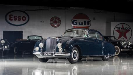 Classic Bentley Elegance in Retro Style wallpaper