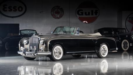 Classic Bentley Convertible in Retro Elegance wallpaper