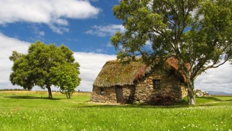 Charming Cottage Amidst Green Fields wallpaper