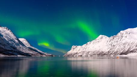 Breathtaking Aurora Over Snowy Mountains wallpaper