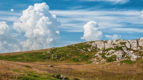 Majestic Cloudy Landscape Scene wallpaper