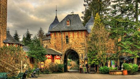 Enchanting Vischering Castle Entrance in Germany wallpaper