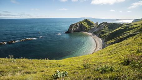 Shoreline Serenity: A Majestic Coastal View wallpaper