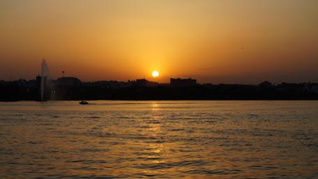 Golden Sunset Over Hyderabad Lake in Stunning 4K Resolution wallpaper