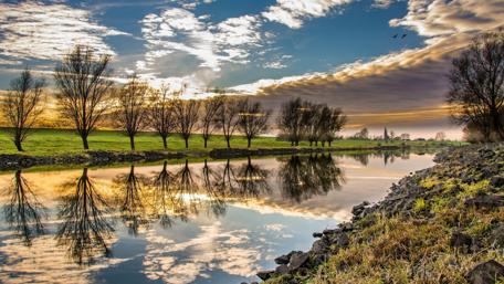 Tranquil River Reflection at Sunset wallpaper