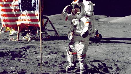 Astronaut on the Moon's Surface Amidst Historic Expedition wallpaper