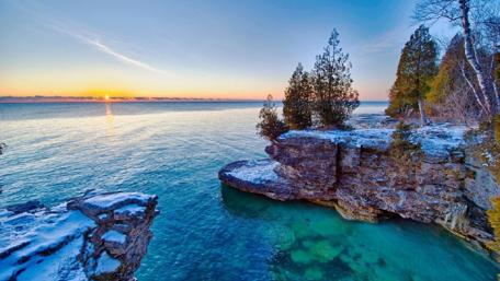 Tranquil Winter Sunset Over Icy Waterscape wallpaper