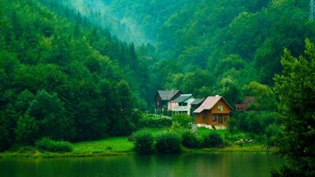 Idyllic Lakeside Cottage Retreat wallpaper