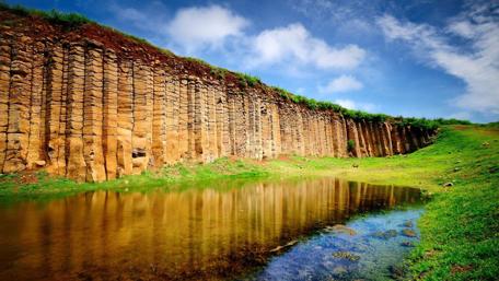 Majestic Cliff Reflections in Tranquil Waters wallpaper