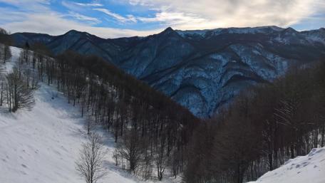 Majestic Winter Mountainscape wallpaper