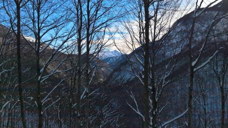 Majestic Winter Mountainscape Awaits Adventure wallpaper