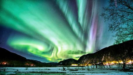 Majestic Aurora Borealis Over a Starry Night Sky wallpaper