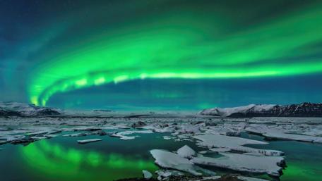 Enchanting Northern Lights Over Icy Waters wallpaper