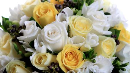Elegant Yellow and White Rose Bouquet Wallpaper wallpaper