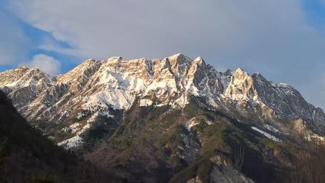 Majestic Snow-Capped Mountain Peaks wallpaper