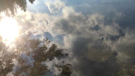 Tranquil Waters and Sky Reflections wallpaper