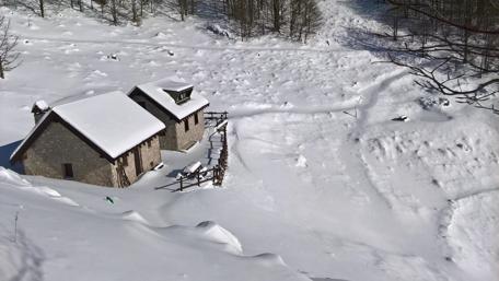 Serene Winter Retreat in a Snowy Landscape wallpaper