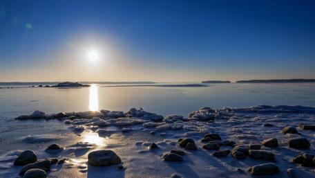 Winter Sunrays on Ice Field wallpaper