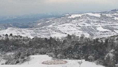 Winter Wonderland Views of Snowy Mountains wallpaper