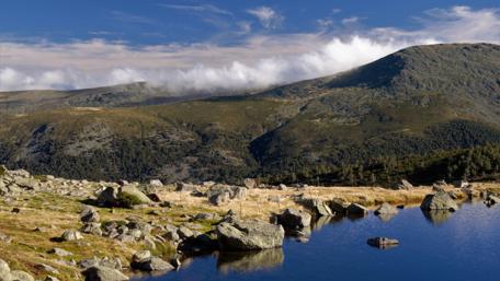 Breathtaking Penalara Mountain Reflecting in Tranquil Lake wallpaper