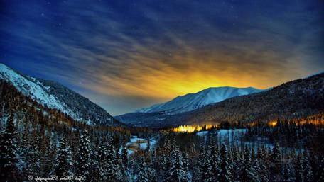 Starry Winter Night in Alaskan Mountains wallpaper