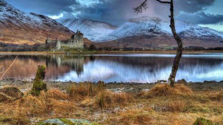 Majestic Castle Reflected in Serene Lake Waters wallpaper