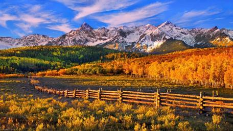Autumn Serenity in Majestic Mountains wallpaper