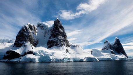 Majestic Winter Mountain Landscape wallpaper