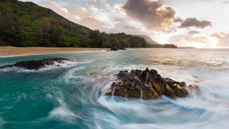 Tranquil Shoreline at Dusk wallpaper
