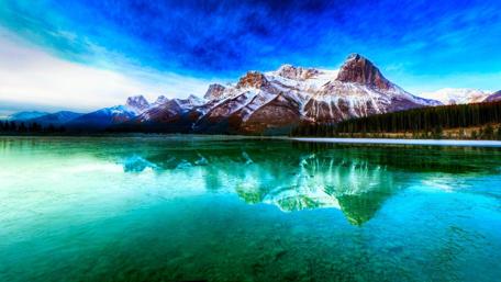 Majestic Mountain Reflections on Tranquil Waters wallpaper