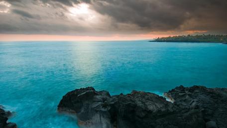 Serene Coastal Horizon at Dusk wallpaper