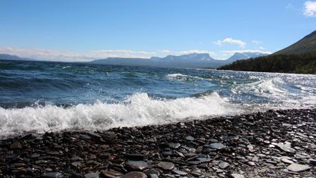 Serene Waves Caressing the Rocky Shoreline wallpaper