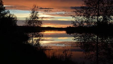 Sunset Over Serene Waterscape wallpaper