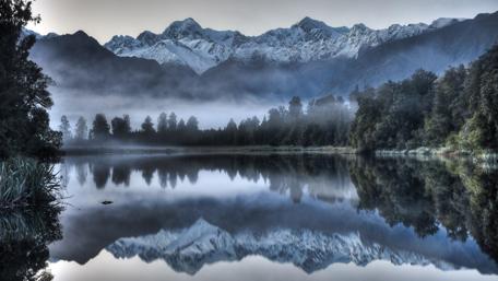 Serene Mountain Reflections in a Tranquil Lake wallpaper