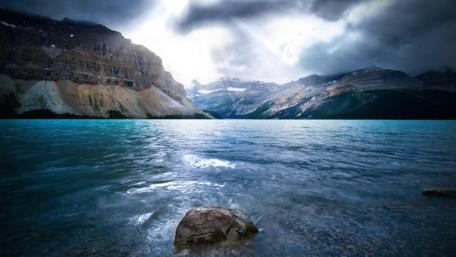 Majestic Mountain Waterscape wallpaper