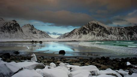 Serene Winter Mountain Landscape wallpaper