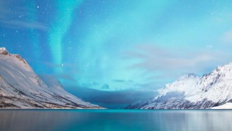 Majestic Aurora Over Snowy Mountains wallpaper