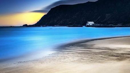 Serene Beach at Dusk wallpaper