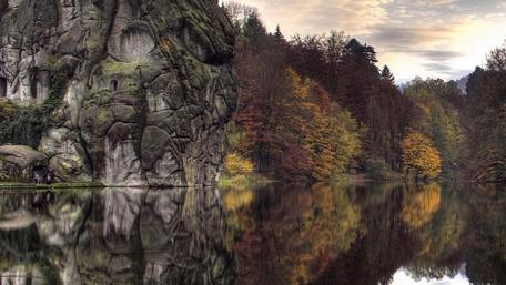 Majestic Autumn Reflections in Nature's Embrace wallpaper