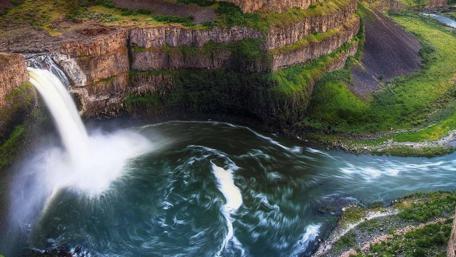 Majestic Waterfall Cascading into a Serene Lake wallpaper