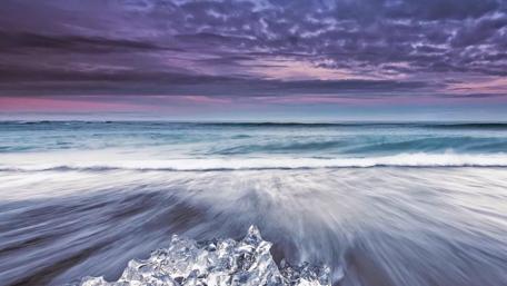 Serene Waves Embracing the Shoreline wallpaper