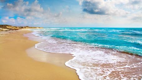 Serene Beach Waves Under a Bright Sky wallpaper