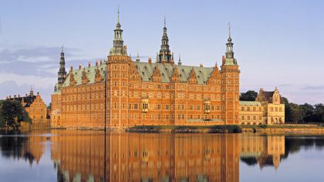 Majestic Castle Reflection at Twilight wallpaper