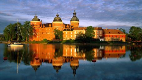 Enchanting Castle Reflections Over Serene Lake wallpaper