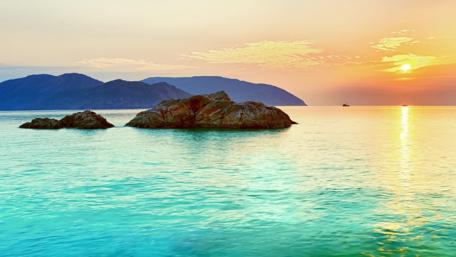 Serene Sunset Over Tranquil Sea Waves wallpaper